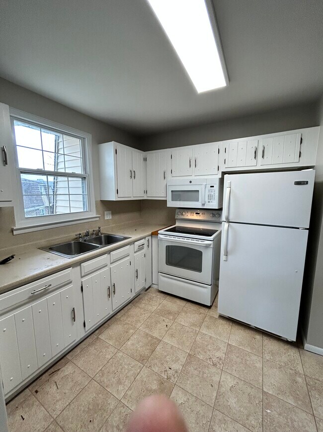 Kitchen 1 - 3 Florence Tollgate Plz