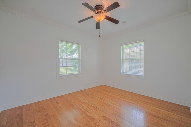 Building Photo - 3042 Oak Forest Dr