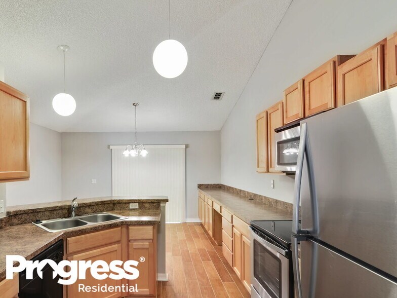 Building Photo - 8448 Oak Crossing Dr W