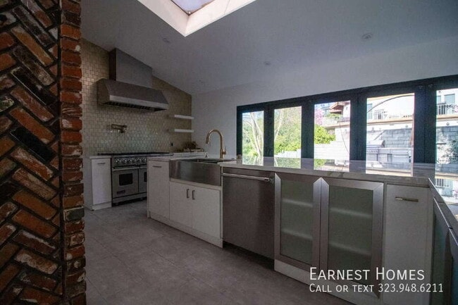 Building Photo - 11619 Lerdo Ave