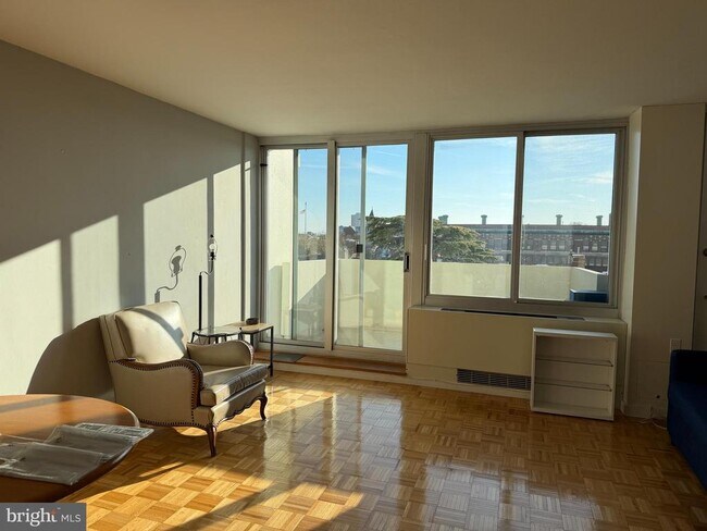 Building Photo - 604 S Washington Square