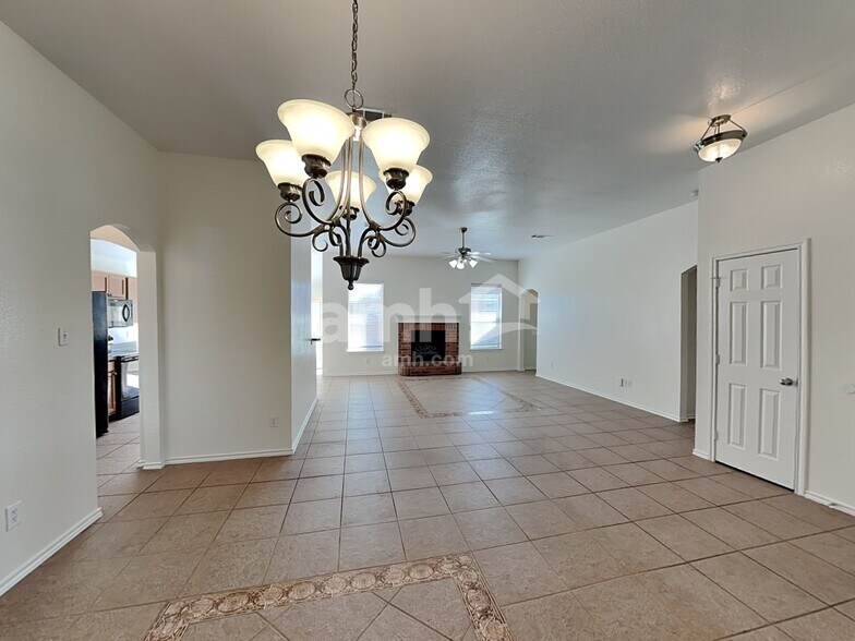 Building Photo - 1620 Northview Dr