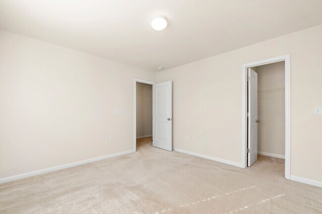 Building Photo - Elegant Townhome Near Southpoint Mall!