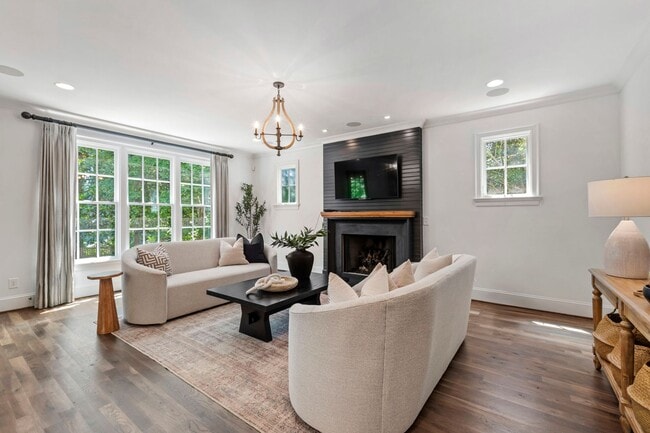 Building Photo - Custom Built 4BD, 4BA Home with Bonus Room...