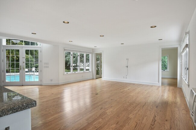 Building Photo - 430 Orienta Ave