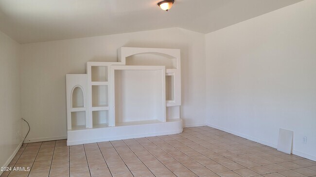 Building Photo - 6111 W Cambridge Ave