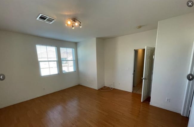 Building Photo - 2 bedroom 2 bath 1 car garage in a gated n...