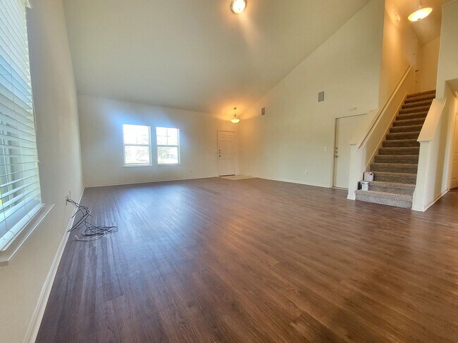 Building Photo - Beautiful 3 Bedroom, 2.5 Bath Home with Attached Garage & Tall Ceilings