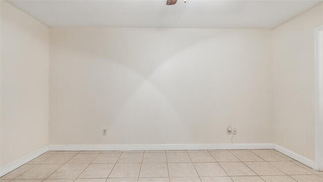Building Photo - 875 Riverside Dr