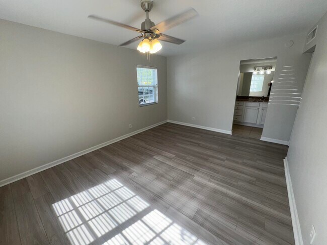 Building Photo - 102 N Lakeside Dr