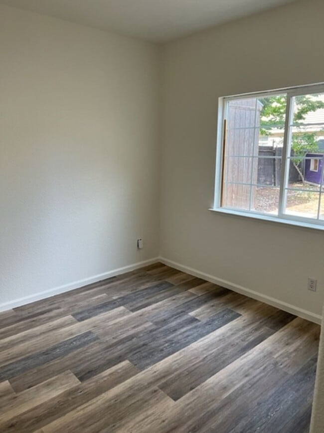 Building Photo - Spacious house in Elk Grove!