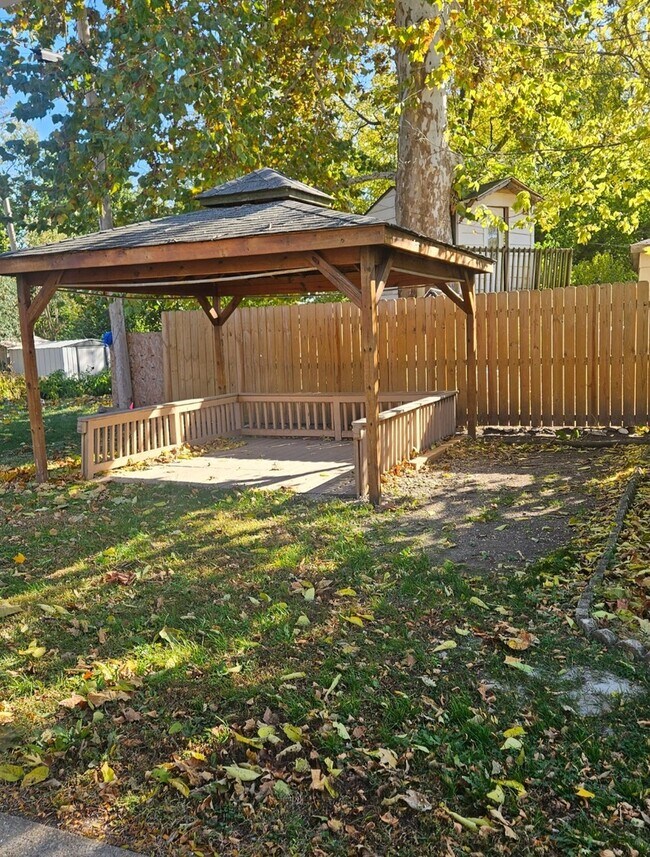 Building Photo - 733 Schomer Ave