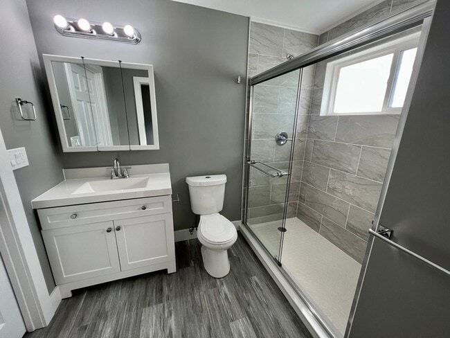 Building Photo - Massive Space! 4 Bedrooms 2 Bathrooms - Cr...