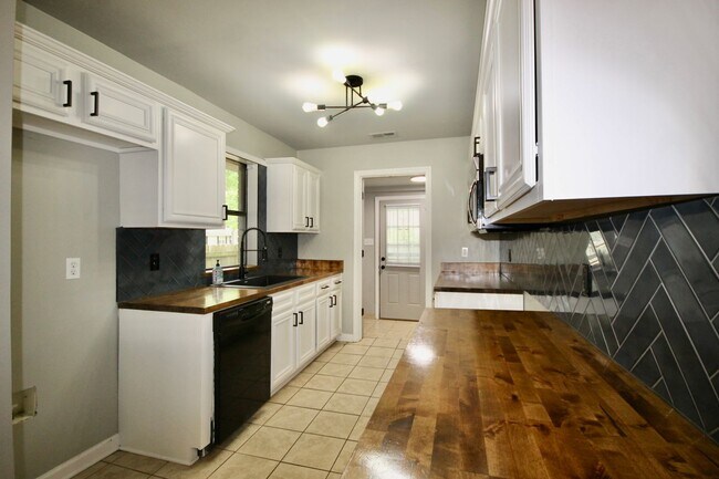 Building Photo - GORGEOUS SPACIOUS CORNER LOT HOME FOR RENT