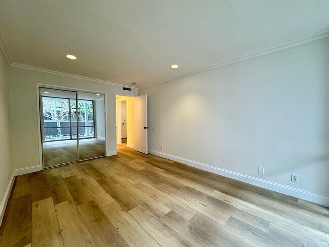 Building Photo - Luxury living in the heart of West Hollywood at the Kings Plaza!