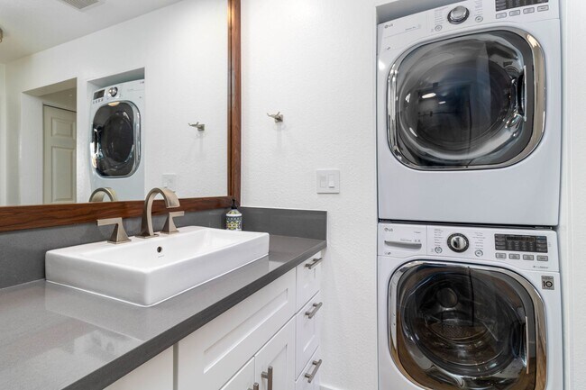 Building Photo - Beautiful 1 bedroom, 1 bath condo in La Jolla