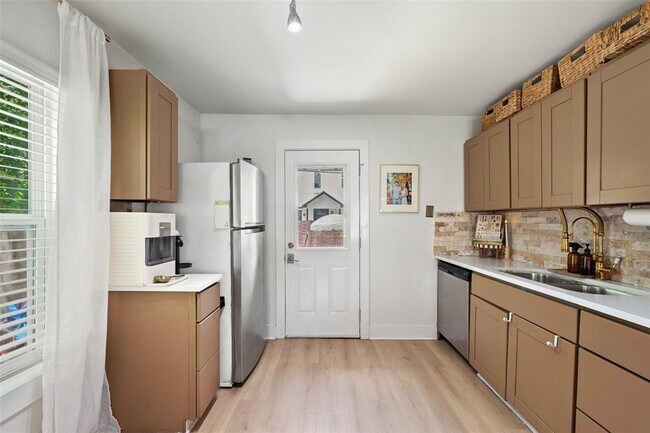 Building Photo - 1103 Brass St