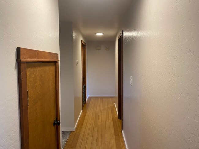 Building Photo - Phoenix Oregon - 2 Story 3 Bedroom, 2 Bath...