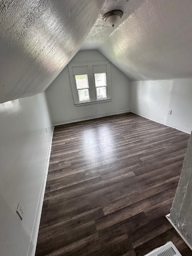 Building Photo - 2 bedroom Home