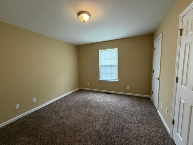 Building Photo - 2 Bedroom 2 Bath Duplex with Garage