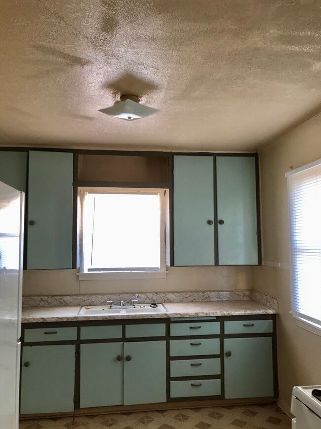 Building Photo - Cute 2 bed, 1 bath, 1 car garage in North Amarillo!