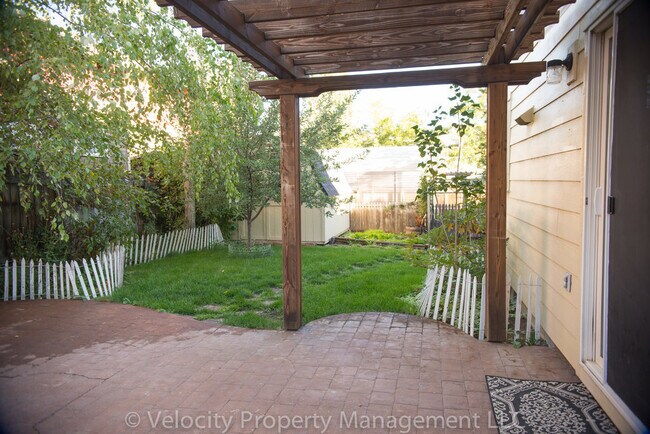 Building Photo - 2954 NE Red Oak Dr