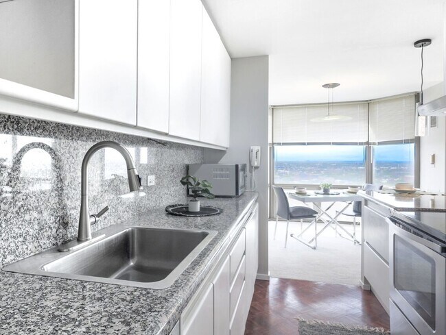 Building Photo - 2650 N Lakeview Ave