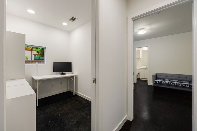 Building Photo - 824 Ruthven St