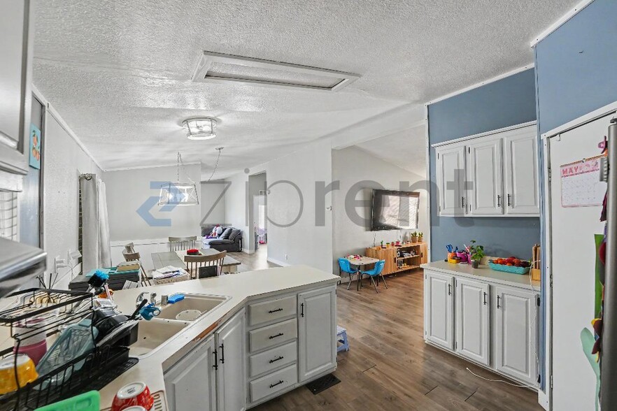 Building Photo - Unit 21