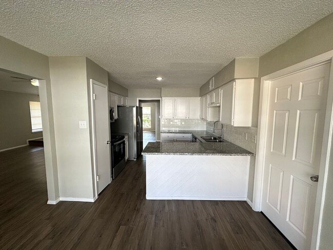 Building Photo - Gorgeous 4bd 2ba on Mature Lot in Prime Lo...