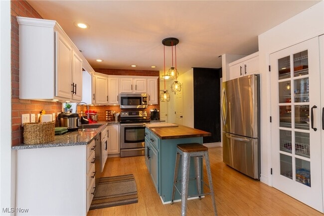 Building Photo - 889 Holborn Rd