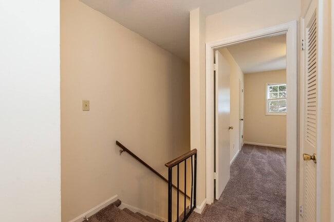 Building Photo - 718 Shawnee Dr