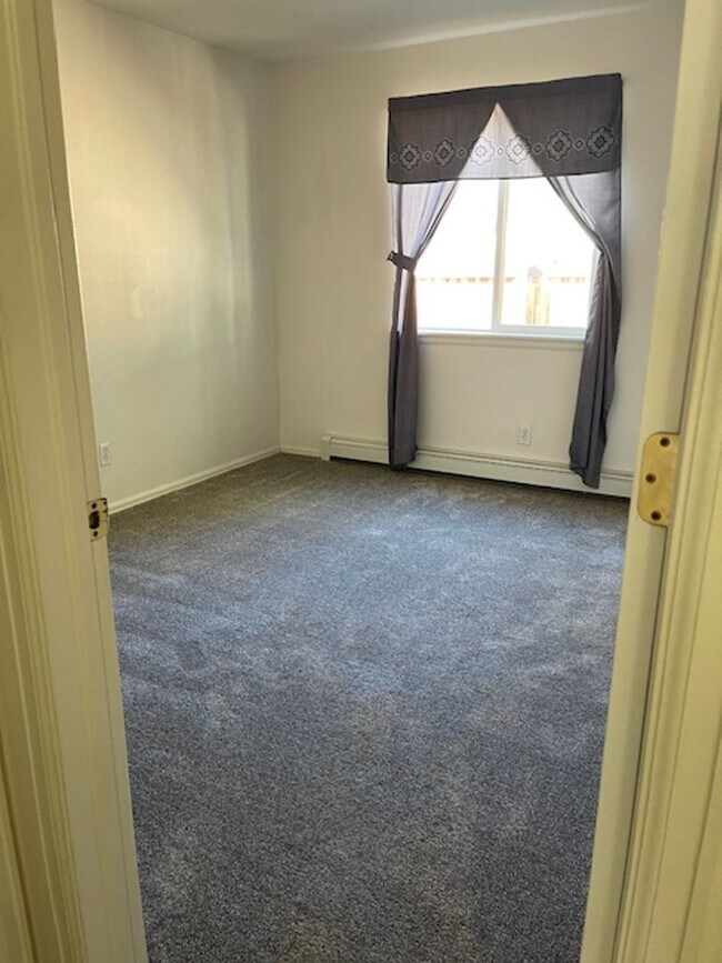 Building Photo - 3 bed, 2 bath, 2 car garage