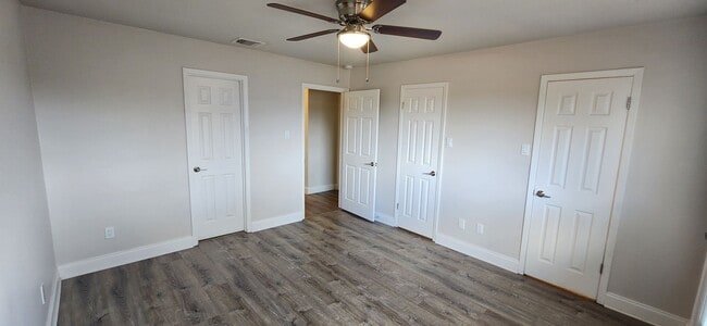 Building Photo - 2-Bed/1-Bath Townhome -Silver Creek Villas- Gated Community