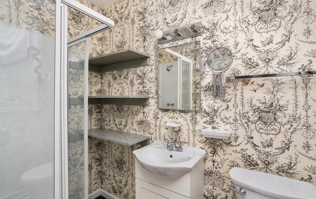 Building Photo - 3847 Quakerbridge Rd