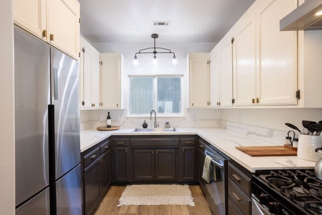 Building Photo - Ultra Unique Chico Tree House in The Avenues