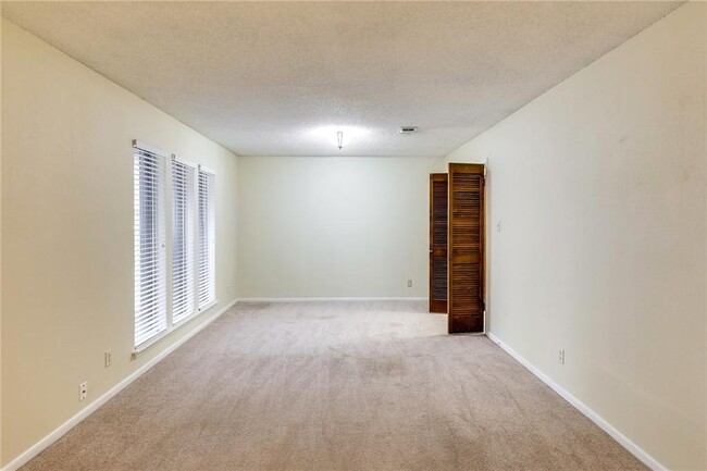 Building Photo - 12401 Knoll Ridge Dr