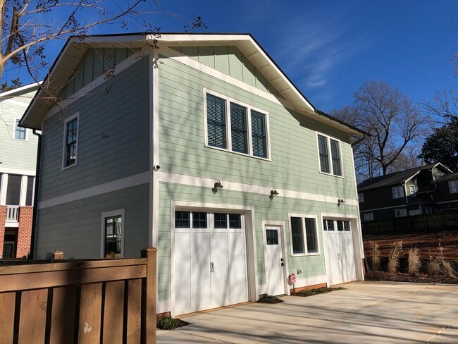 Building Photo - 2121 Roslyn Ave