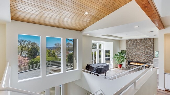 Building Photo - 5bd/5ba Mercer Island Home