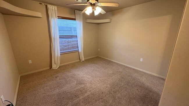 Building Photo - Beautiful 3 Bedroom 2 Bathroom with Low Ma...