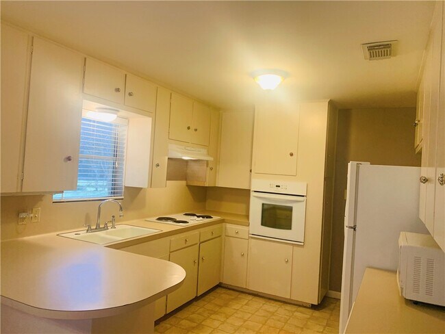 Building Photo - 307 N San Marcos St