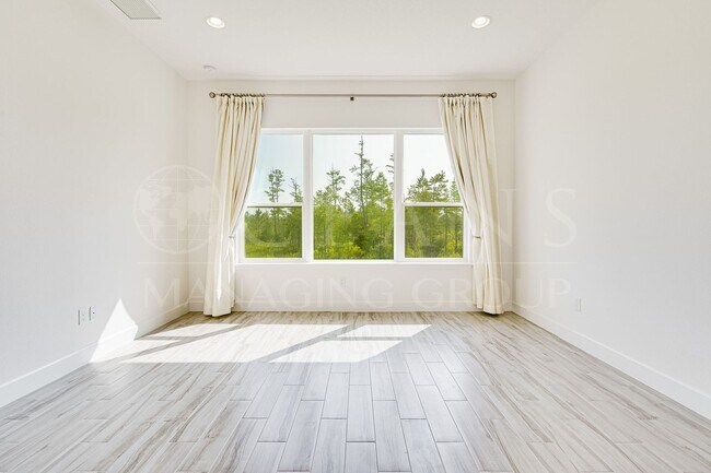 Building Photo - Luxurious 3-Bedroom Home Backing to a Natu...