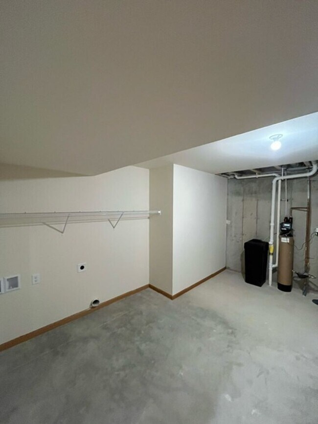 Building Photo - 517