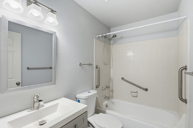 Building Photo - $1,840.95 - 3 Bed, 2 Bath Home with fenced yard and $300 move in special.