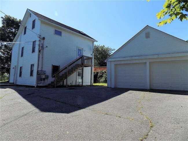 Building Photo - 121 Oak St