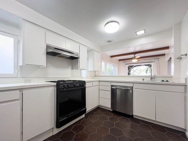 Building Photo - Stunning 2 BR Santa Monica Duplex with Views!