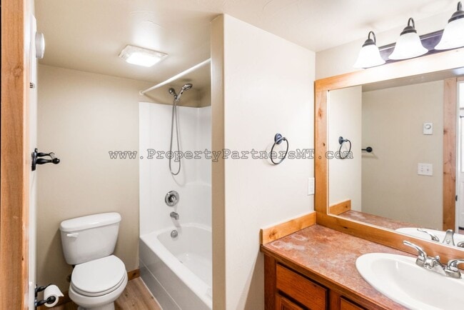 Building Photo - *** $1,000 off First Month's rent!*** Hist...