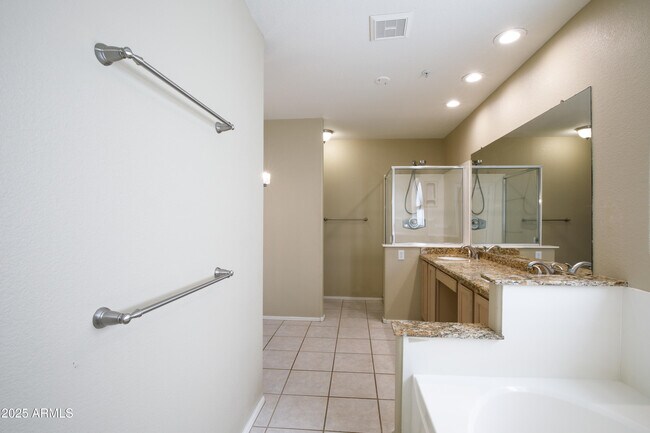 Building Photo - 9643 E Sheena Dr