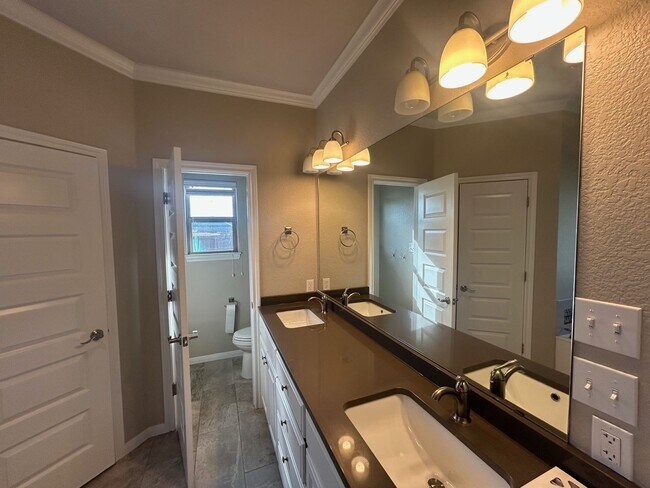 Building Photo - Beautiful Midway ISD Home