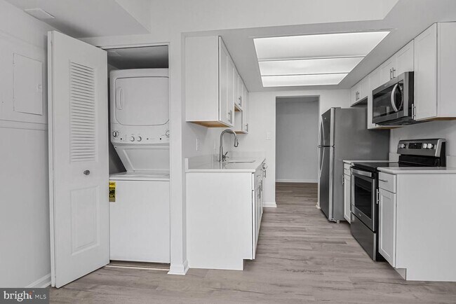 Building Photo - 10223 Valentino Dr